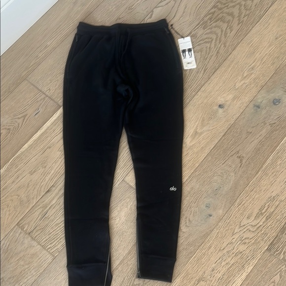 ALO Yoga Black Joggers with Tapered Fit - Picture 1 of 6
